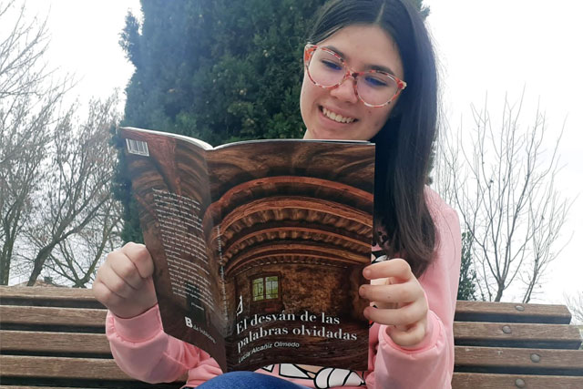 Lucía Alcañiz Olmedo y su primera publicación “El desván de las palabras olvidadas”