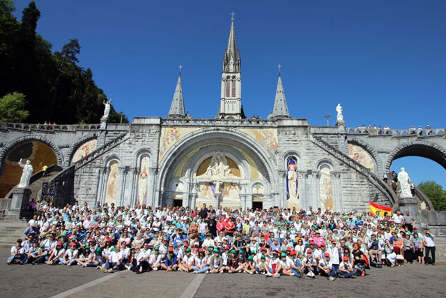 En Lourdes, más allá de la reja